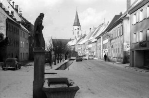 Hüfingen: Straße und Brunnen