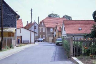 Seitenstraße mit Gehöften und kleinen Landarbeiterhäusern, Gärten