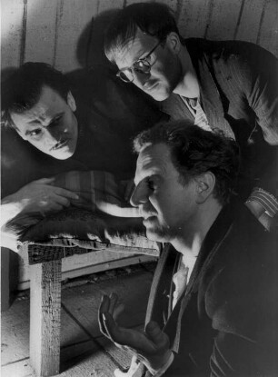 Hamburg-Harvestehude. Theater im Zimmer. Szene aus dem Drama " Nachtasyl-Szenen aus der Tiefe" von Maxim Gorki. Hier die Schauspieler Reinhold Nietschmann - Baron, Wolfgang Rottsieper - Waska Pepel, Adolph Hansen - Mützenmacher Bubnow