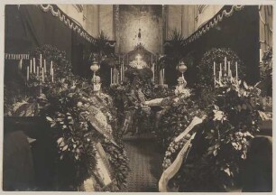 Blumengestecke in der Kirche bei Hofmannsthals Beerdigung
