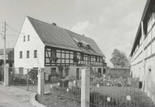 Mobschatz, Wohnhaus : Mobschatz (Kreis Meißen-Radebeul), Wohnhaus, Dorfplatz 3, nach 1816, Straßenansicht, Hofseite