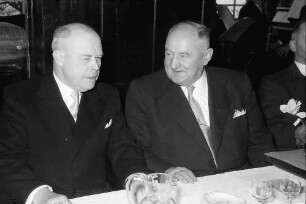 Freiburg: Jägerhäusle; am Tisch; Prof. Dr. Vogt, Landwirtschaftsminister Leibfried