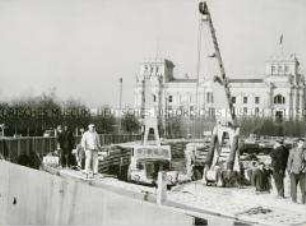 Ausbau der Berliner Mauer an Brandenburger Tor und Reichstag