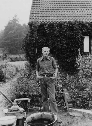 Der Schriftsteller Günter de Bruyn, wohl im Garten seines Grundstücks