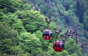Kabinenseilbahn von Thale zum Hexentanzplatz, rechts die steil abfallenden Hänge zum Bodetal, Sachsen-Anhalt