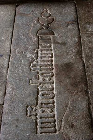 Frankreich. Bretagne. Ille et Vilaine. Broualan. Eglise. Dorfkiche. Inschrift auf Steinboden. Mittelgang