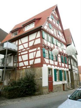 Stadtbild-Altstadtstraße Nr 23-Giebelständiges Haus mit Fachwerkobergeschossen in Riegelbauweise auf steinernem Stock in Übersicht