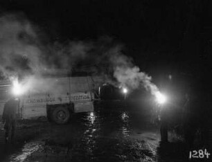 Wagen und Kanu : Einer der Wagen der Schomburgk-Expedition, der mit einem Kanu beladen ist.