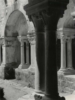 Romanischer Kreuzgang der Abtei Sénanque im Vauclus