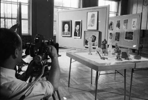 Ausstellung der Luftwaffengruppe Süd "Soldaten malen und modellieren" in der Stadthalle.