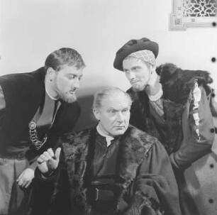 Szenenbilder aus dem Drama "Die Verschwörung des Fiesco zu Genua" von Friedrich Schiller im Theater am Schiffbauerdamm Berlin : Szene mit Lothar Firmans als Verrina (Mitte)