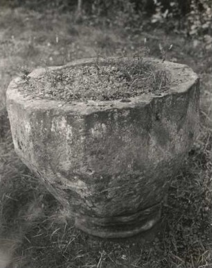 Schirmenitz. Taufstein (16./17.Jh.) im Garten des Pfarrhauses