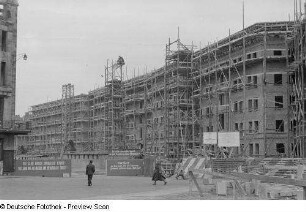 Baustelle auf der Windmühlenstraße mit Richtkranz