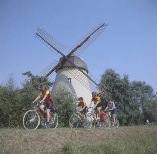Tündern. Die Fahrradgruppe beim passieren der Holländerwindmühle (1883)