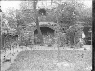 Stadtmauerrest am Hallorenring. Innenseite der "Hallmauer" im Pfarrgarten der Moritzkirche, Gewölbe, die die Laufgänge trugen und Schießscharten