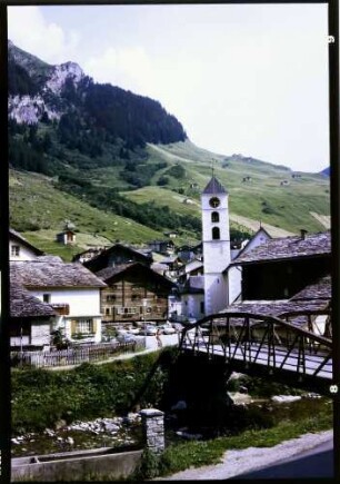 Vals: Dorfplatz mit Kirche