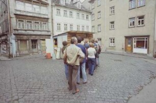 DDR. Wartschlange an einer Bratwurstbude in Mecklenburg