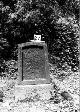 Grabstein 27 (Index: 100106144) Material: Granit Zustand: Schrifttafel fehlt Maße HxBxT: 96x49x22 cm Beschreibung: Stele, Sockel, Segmentbogenabschluß: Grabstein 27