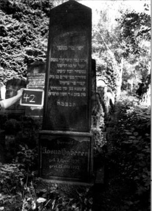 Grabstein 42 (Index: 100110013) Material: Granit Zustand: gut Maße HxBxT: 230x56x30 cm Beschreibung: Obelisk, getreppter Sockel Symbolik: Zweige Steinmetz: H. Ostberg: Grabstein 42