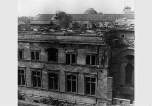 Blick vom Dach des Alten Museums auf die zum Teil zerstörte Fassade des Neuen Museums