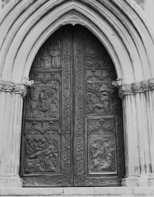 Hauptportal mit biblischen Themen