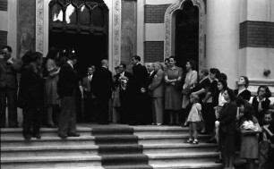 Bukarest: Hochzeit Drechsel: Wartende Gäste vor der Kirche