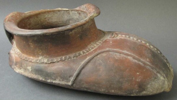 Clay shoe container