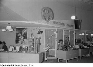 Besucher der Technischen Messe 1953 an Ständen mit Medizintechnik