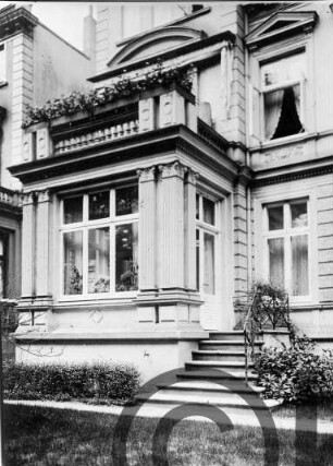 Villa Kuöhl: Hamburg, Goethestraße [später Grillparzerstraße]: Straßenfront: Teilansicht: Erker mit Eingangstür, darüber Altan;
