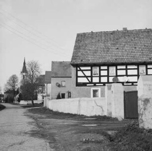 Radeburg-Bärwalde. Gehöft, Hauptstraße 21 : Radeburg-Bärwalde (Kreis Meißen). Gehöft, Hauptstraße 21. Wohnstallhaus mit Stallanbau. Hofseite mit Einfriedung