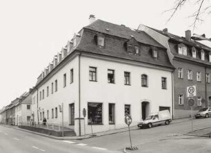 Wohnhaus mit Laden