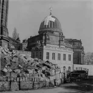 Blick von der Ruine der Frauenkirche gegen den südlichen Seitenflügel des Cosel-Palais und Ausstellungsgebäude mit weißem Kreuz auf der Kuppel und umhüllter Fama
