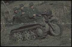 Deutsche Soldaten auf einem Kettenkraftrad