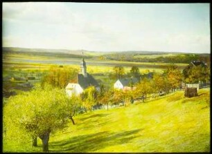 Langenhennersdorf, Pfarrkiche : Langenhennersdorf. Ortskern (Mitteldorf) mit evangelischer Pfarrkirche und alter Schule. Blick nach Westen zum Gottleubatal