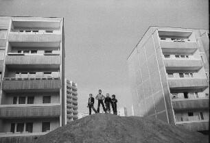 Vier Kinder auf dem Sandberg