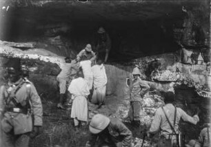 Erkundung einer Höhle : Expeditionsteilnehmer und ihre Begleiter während des Erkundens einer Höhle