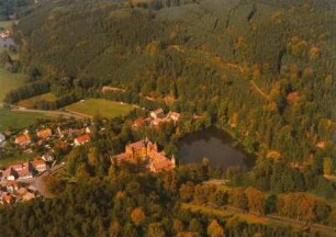 Trockenborn-Wolfersdorf. Ortsteilansicht mit Jagdschloss "Fröhliche Wiederkunft". Luftbild-Schrägaufnahme von Westen