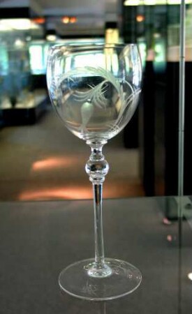 Kelchglas mit stilisiertem Distelzweig