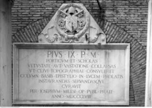 Inschrift zur Erinnerung an die Restaurierung der Porticus Deorum Consentiorum