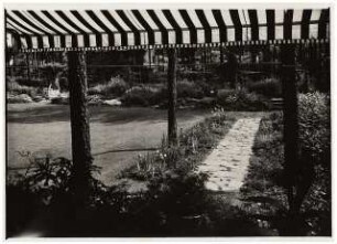 Garten Dr. Haas, Berlin-Dahlem: Unter Markise über Garten