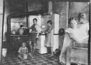 Güstrow. Waisenhaus. Kinder bei der Küchenarbeit