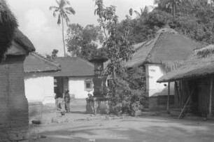 Gehöft in Tandjoeng Boengkah : Dorflandschaft mit Haustempel