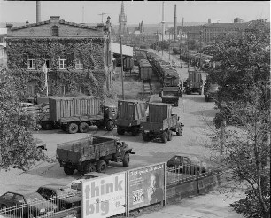 Verladung von Militärtechnik und Containern der 1. Gardepanzerarmee im Güterbahnhof Dresden-Neustadt. Blick von Süden auf Verwaltungsgebäude, Ladestraße und Ladegleise : Dresden-Neustadt. Verladung von Militärtechnik und Containern der 1. Gardepanzerarmee im Güterbahnhof Dresden-Neustadt. Blick von Süden auf Verwaltungsgebäude, Ladestraße und Ladegleise