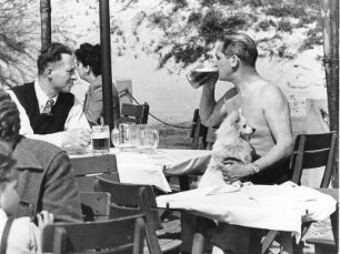 Hamburg. Am Elbschloß-Pavillion in Nienstedten kann man seine Freizeit gut mit Bierttrinken verbringen. 1950 waren es auch schon wohlsituierte Menschen