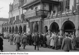 Menschenansammlung vor dem Alten Rathaus (Ausländertreffpunkt)