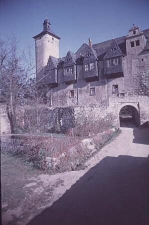 Burg Ranis. Eingangsseite mit Torüberbauung und Hungerturm, von Osten