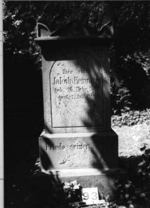 Grabstein 93 (Index: 100084939) Maße HxBxT: 124x50x30 cm Beschreibung: Stele, getreppter Sockel, Giebel mit Eckakroteren: Grabstein 93