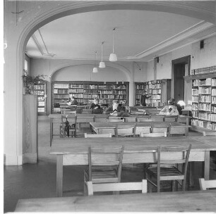 Berlin-Dahlem. Freie Universität Berlin, Boltzmannstraße 3. Lesesaal im Germanischen Seminar (Der Lesesaal im Germanischen Seminar in der Boltzmannstraße 3, im 2. Stock. Hier fand 1952 die erste Berliner Tagung der Westdeutschen Rektorenkonferenz statt)