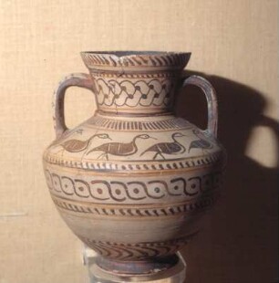 Rhodos, Archäologisches Museum. Fikellura-Krug, 6. Jh. v. Chr. Ostgriechische Keramikgattung, gelber Überzug und rotbraune Bemalung