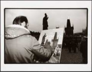 Maler an Staffelei auf der Wenzelsbrücke in Prag mit Blick auf die Altstadt (Altersgruppe 18-21)